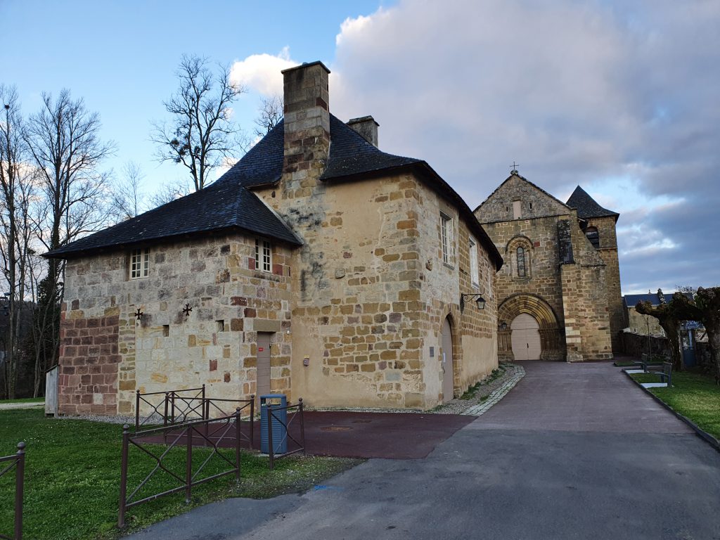 salle du Prieuré et Église